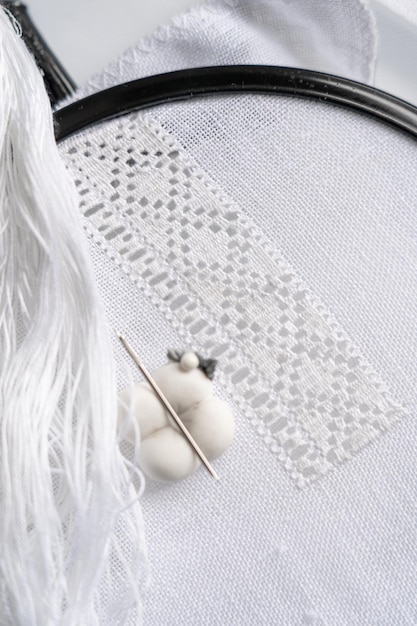 haft ręczny na lnianej tkaninie